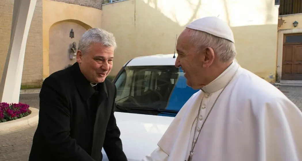 In quel tombino l’elemosiniere del Papa ha trovato uno Stato impotente