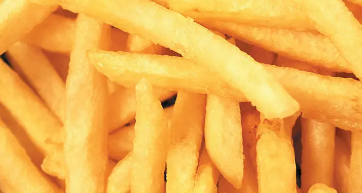 Dall’infanzia ha mangiato soltanto patatine fritte: rimane cieco a 17 anni