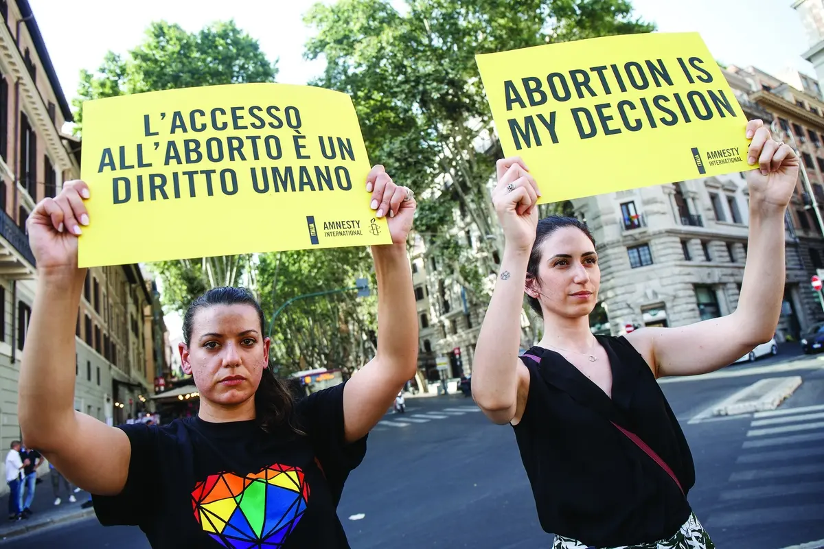 Foto Roberto Monaldo / LaPresse 04-07-2022 Roma Politica Sit-in di Amnesty International contro sentenza della Corte suprema degli Usa che ha abolito il diritto all\\u2019aborto Nella foto Un momento del sit-in a p.zza Barberini, nei pressi dell\\u2019ambasciata Usa Photo Roberto Monaldo / LaPresse 04-07-2022 Rome (Italy) Amnesty International protest against US Supreme Court ruling that abolished the right to abortion In the pic A moment of the protest , LAPRESSE