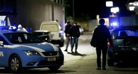 Tenta la rapina e il poliziotto spara. Muore un 17enne a Napoli