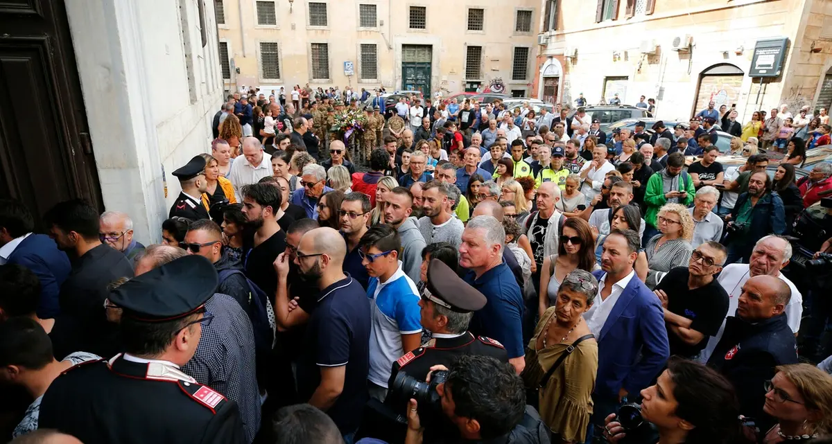 Familiari, colleghi e cittadini per il saluto al carabiniere