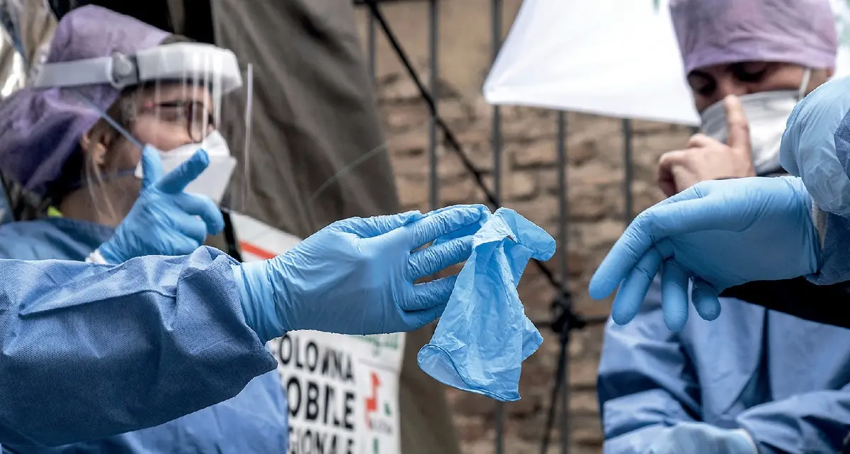 Due metri contro il virus. Com'è triste la distanza che ci fa sani