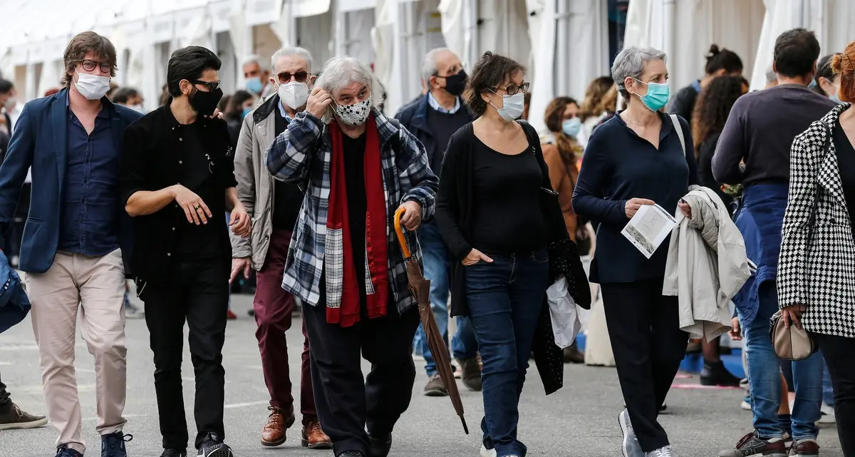 Mascherine all'aperto e coprifuoco. Se l'emergenza minaccia (di nuovo) lo Stato di diritto