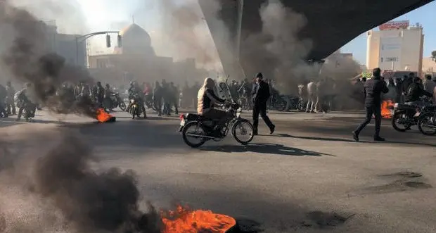Iran in rivolta per il caro benzina. Il regime promette «repressione»