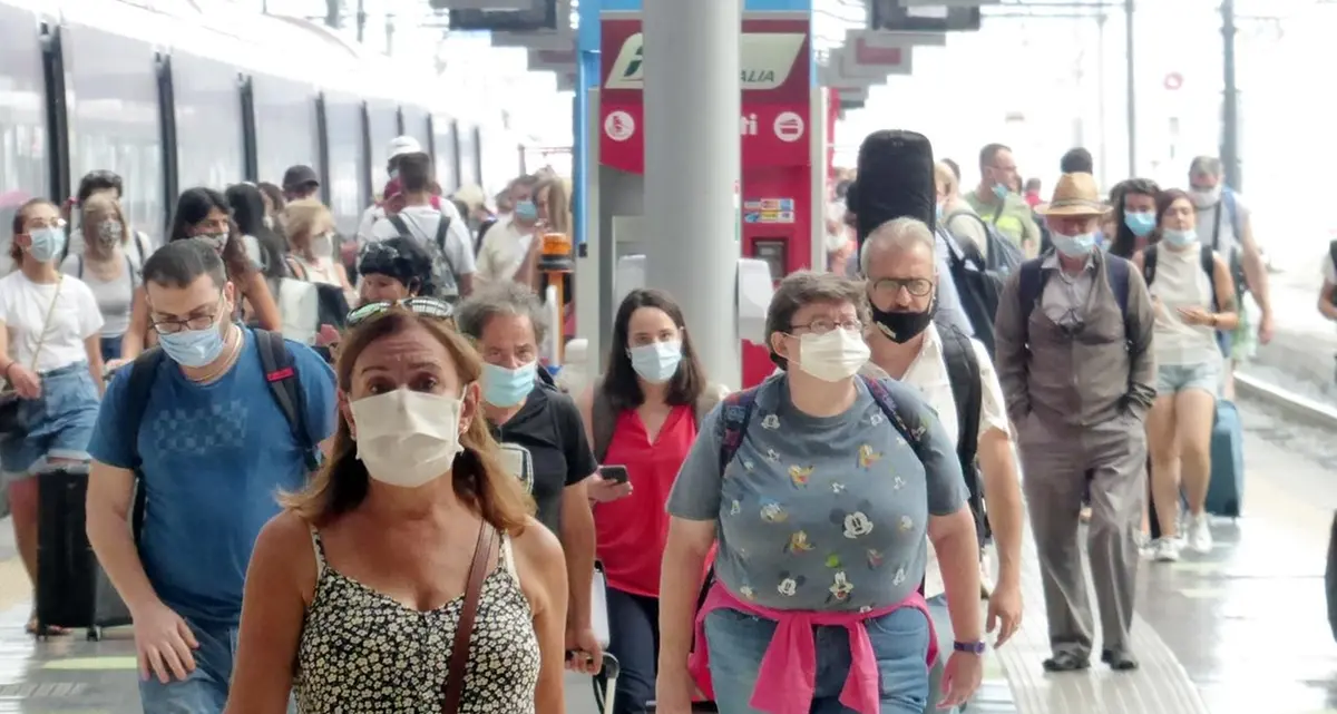 Ipotesi mascherine all'aperto in tutta Italia, nuova stretta nel Dpcm atteso per mercoledì