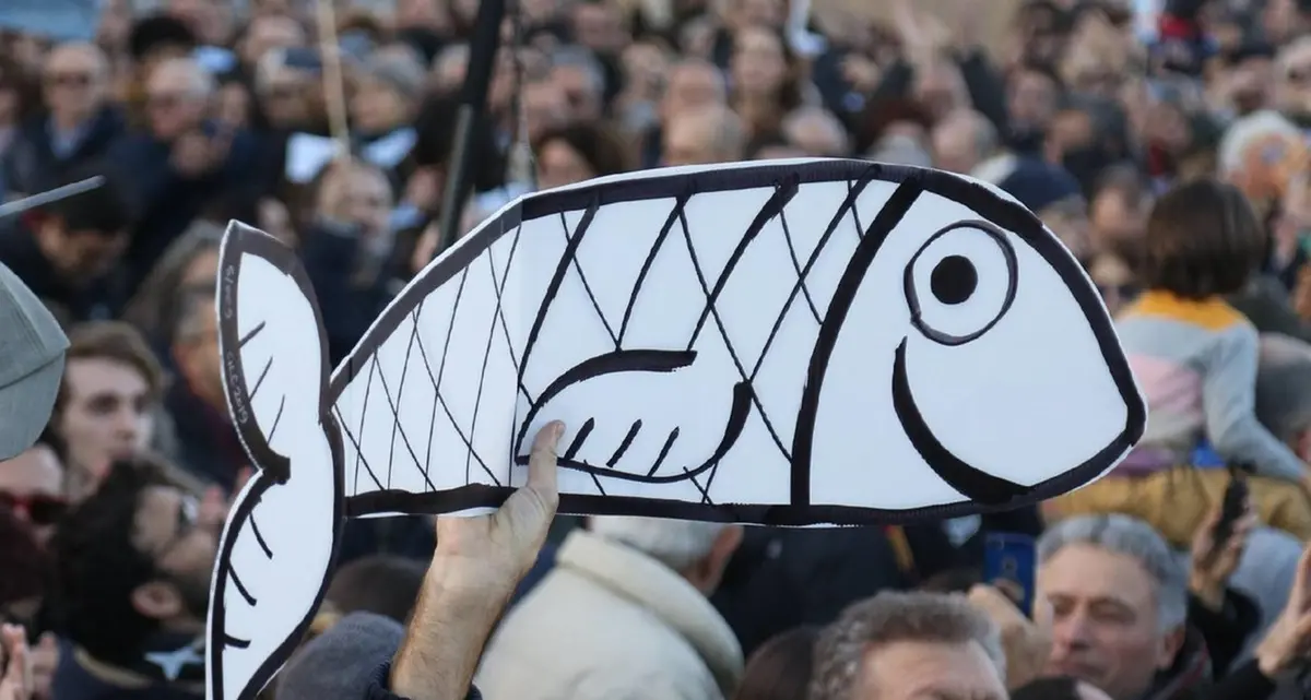 Le Sardine: \"Abolire i decreti sicurezza\". Salvini: \"Follia. Tifano per i mafiosi\"