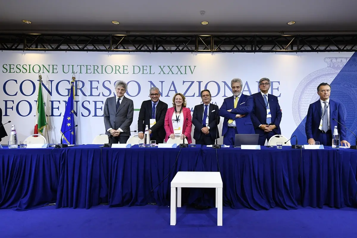 Il banco di presidenza delle assise appena tenute dalla avvocatura a Roma