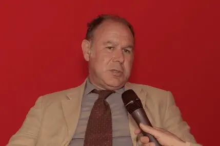 Roberto Oliveri del Castillo: in \"Indagine su un burattinaio\", suo secondo romanzo, esalta il diritto come unico argine ai potenti