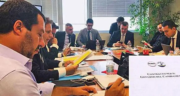 Salvini e Di Maio ottimisti: accordo su flat tax e reddito di cittadinanza