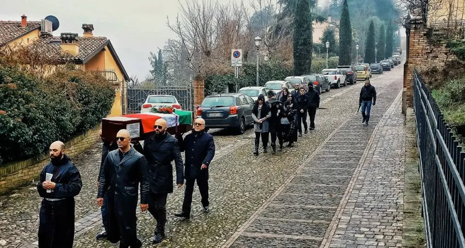 Inscenarono funerale contro le nozze gay, ora ridipingono i muri dell'arcigay