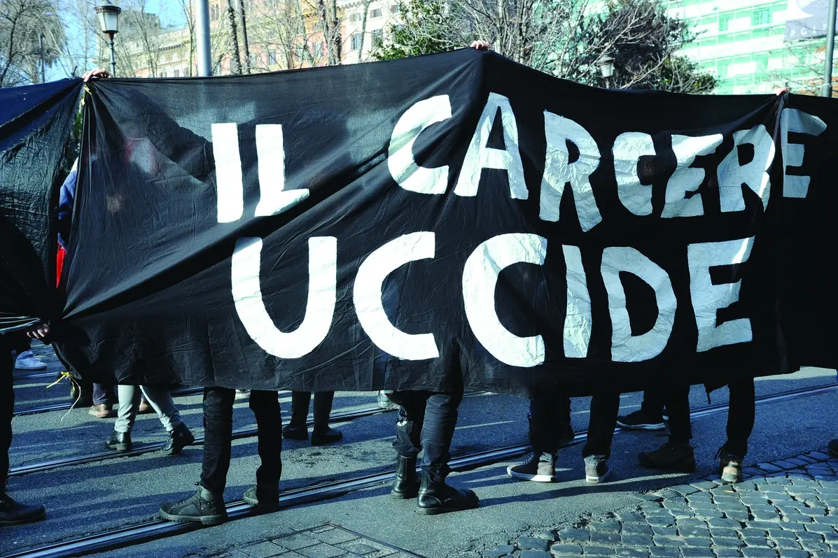 MANIFESTAZIONE DEGLI ANARCHICI PER ALFREDO COSPITO E CONTRO IL 41 BIS, STRISCIONE IL CARCERE UCCIDE