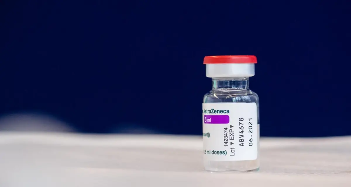 AstraZeneca, il verdetto dell'Ema: «È sicuro ed efficace»