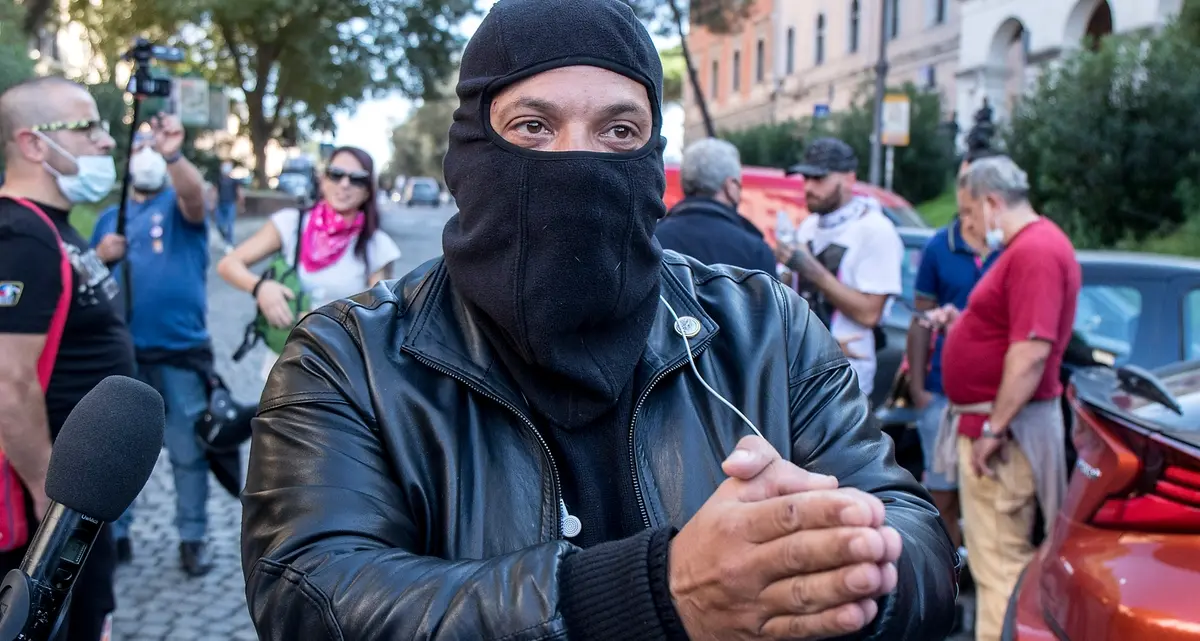 Mascherina no, passamontagna sì. Ecco l'estrema destra in piazza