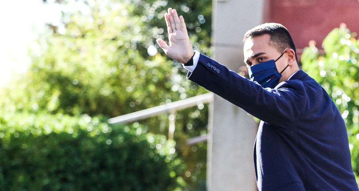 «Liberale, moderato, europeista». Di Maio il \"camaleonte\" stravolge ancora il M5S