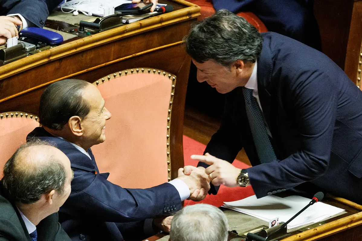 Berlusconi e Renzi a colloquio nell\\'aula del Senato. Ora il leader di Italia viva vuole \"prendersi\" i voti di Forza Italia