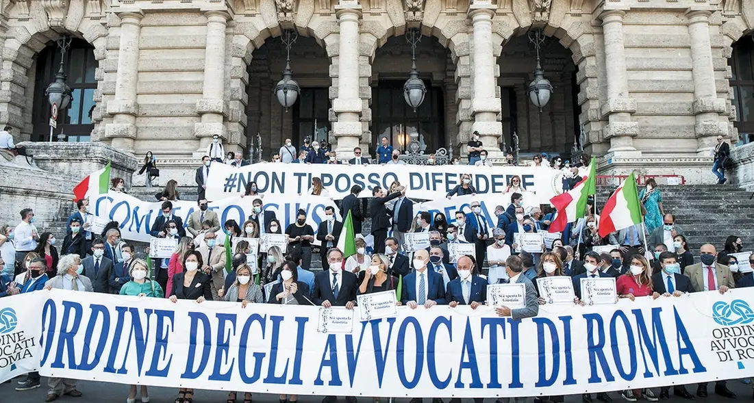 Gli avvocati celebrano il funerale della Giustizia «Avete ucciso i diritti»