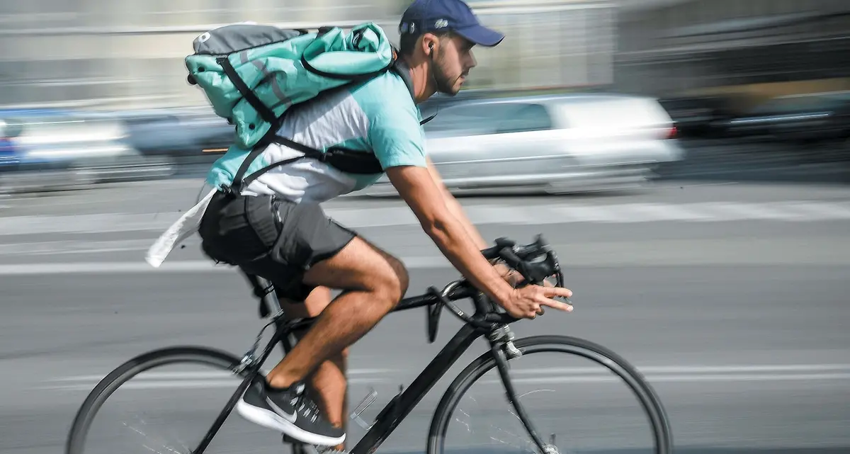 Inchiesta sui riders, i pm di Milano: «E' nuovo caporalato»