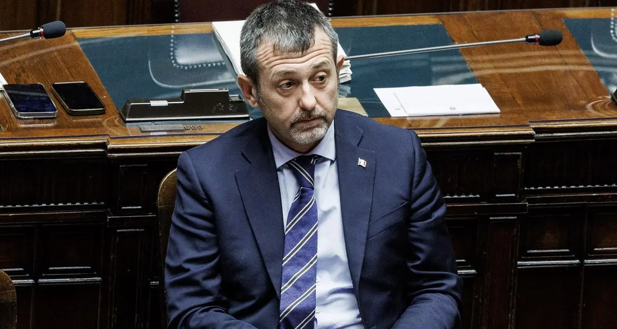 Calenda al fianco del Pd: «Ha ragione, sì alla mozione di sfiducia contro Delmastro»