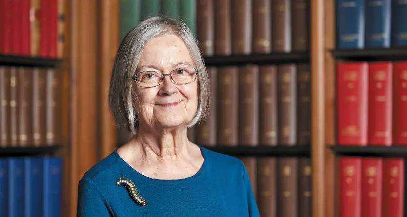 La giudice inglese: «Che follia le avvocate costrette al tacco alto»