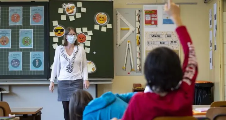 Scuola, Conte ci ripensa: didattica in presenza a rischio