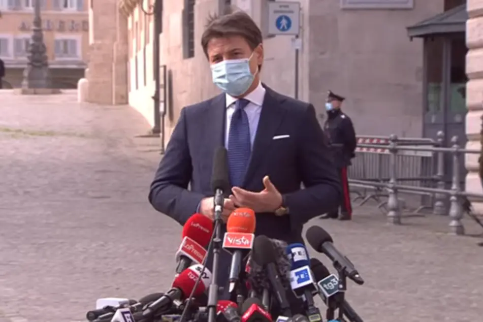 Giuseppe Conte davanti a Palazzo Chigi