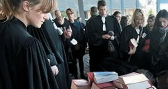 La protesta degli avvocati francesi: «Le nostre pensioni non si toccano»