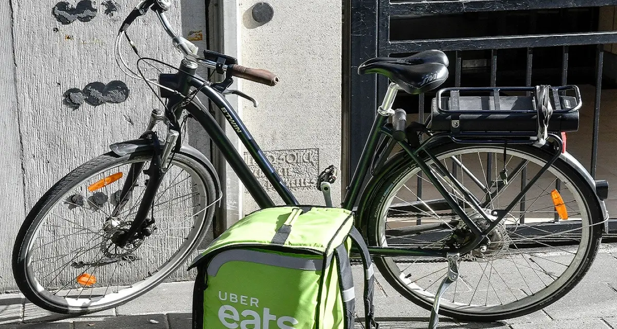 Inchiesta sui riders, la procura di Milano: sfruttamento e caporalato.