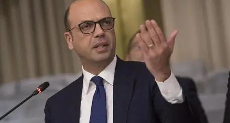 Migranti, Alfano alla “Bild”: \"L'Europa ci ha piantato in asso\"