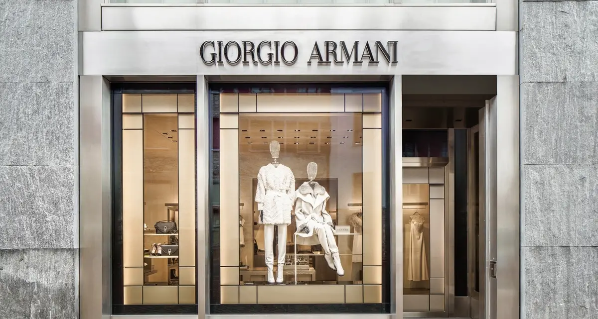 Armani converte gli stabilimenti italiani: produrranno camici monouso