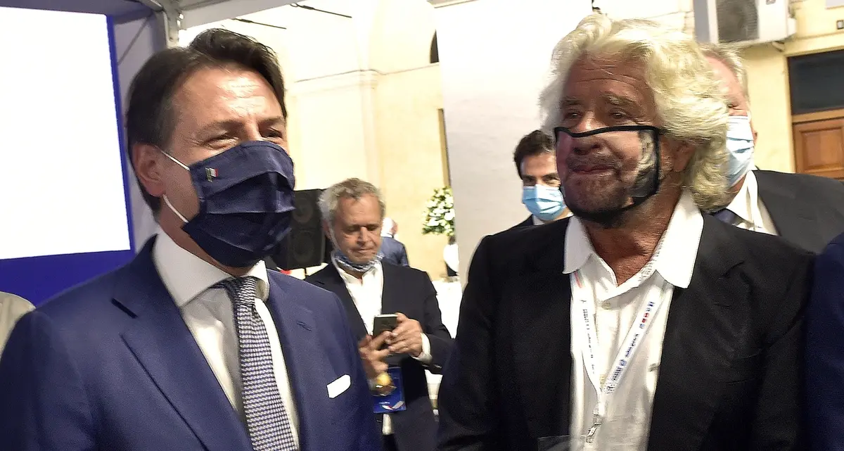 Grillo: «Alcuni di noi contagiati dagli zombie, ma vinceremo»