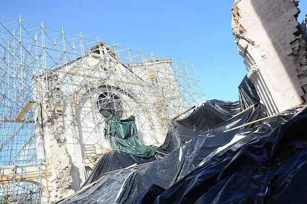 La basilica di San Benedetto, tuttora protetta dalle impalcature, a Norcia, epicentro della scossa di questa notte e gi\\u00E0 colpita del devastante sisma del 2016 Foto LaPresse - Roberto Settonce 11/02/2017 Norcia (Pg) cro Visita del commissario europeo per la politica regionale corina cretu alle zone terremotate di Norcia e Cascia Nella foto:la basilica di san bendetto completamente distrutta Photo LaPresse - Roberto Settonce 11th February 2016 Norcia (Pg) cro Visit to european union commissioner for regional policy corina cretu to heartquake country norcia and cascia in the pic:san bendetto church destroyed