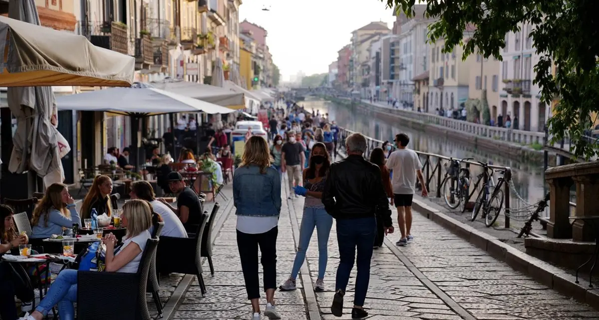 Milano chiude: per bar e ristoranti serrande abbassate alle 24
