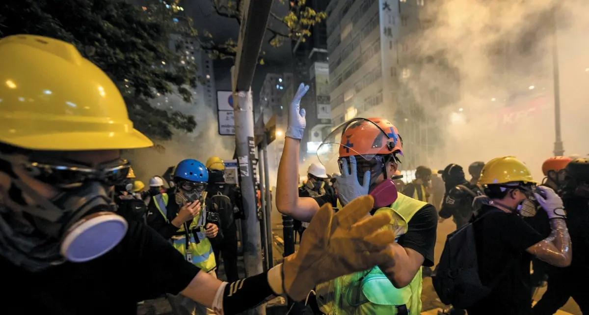Hong Kong, la lotta del movimento vola in aeroporto