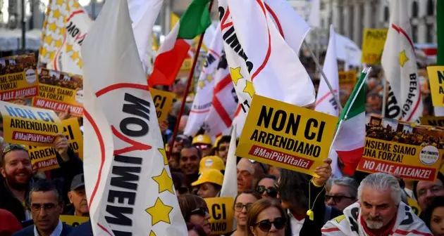 I 5 Stelle in piazza contro i vitalizi: \"Ma non siamo contro il governo\"