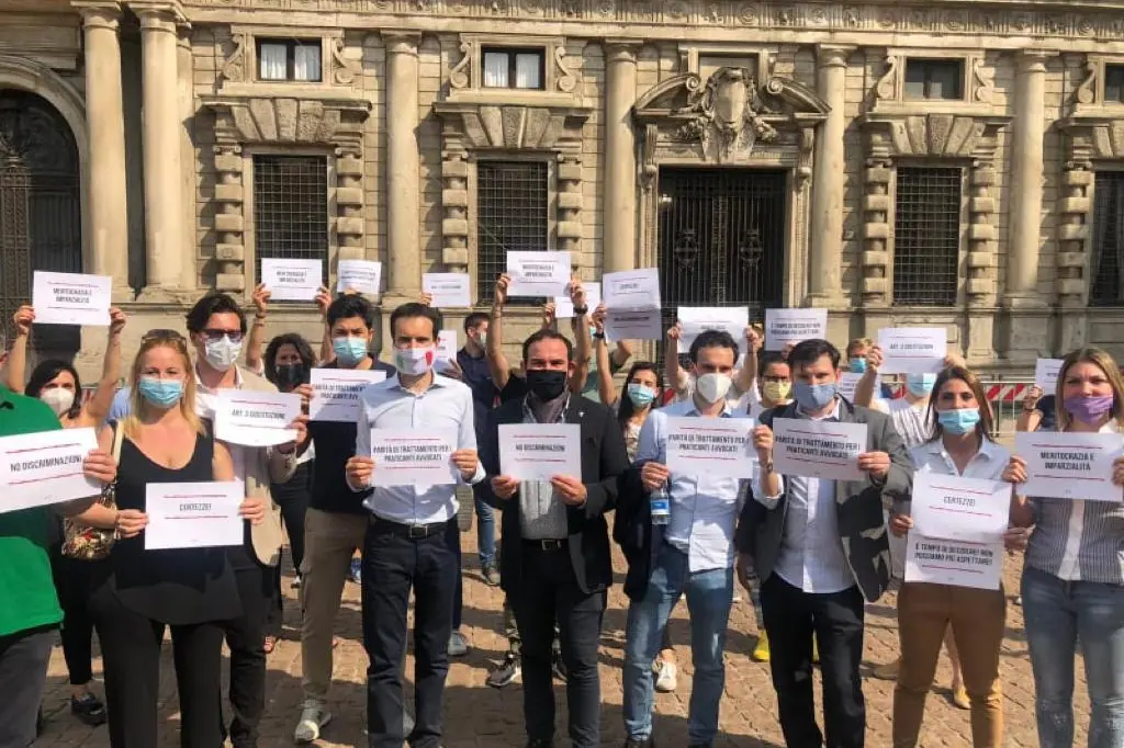 Aspiranti avvocati in piazza per protesta contro il Governo