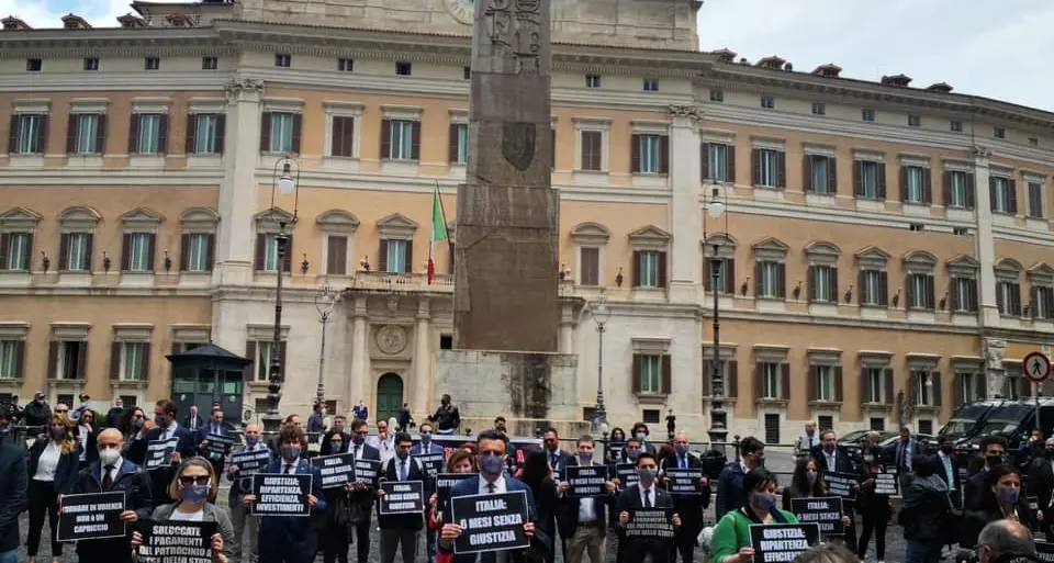 L'urlo dei giovani avvocati: «Vogliamo tornare in tribunale»