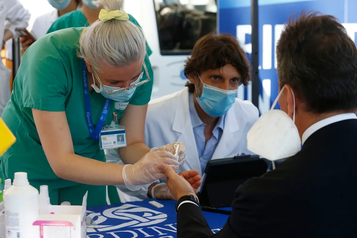 Foto Cecilia Fabiano/ LaPresse 01 Luglio 2020 Roma (Italia) Cronaca Ripartiamo in sicurezza , iniziativa di screening per evitare la diffusione del Covid 19 organizzata dall\\u2019Ordine degli Avvocati Nella Foto : i prelievi per il test sierologico rapido davanti al palazzo di Giustizia di Piazza Cavour Photo Cecilia Fabiano/LaPresse July 1 , 2020 Rome (Italy) News Let\\'s start again in safety, a screening initiative to avoid the spread of Covid 19 organized by the Lawyers Association In the pic : withdrawals for serological tests in front of the Supreme Court