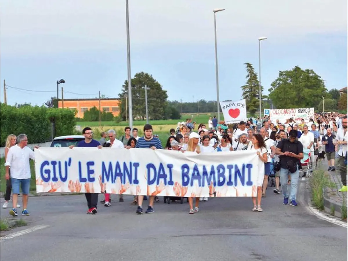 Bibbiano, la denuncia di una madre: «Il mio ex ha abusato di nostra figlia»