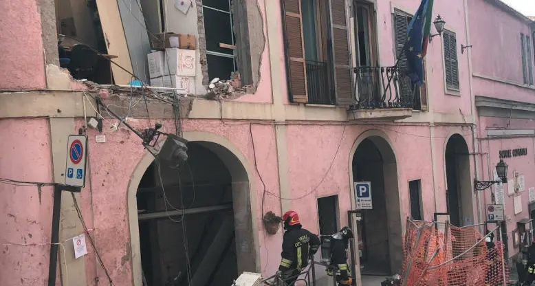 Esplosione a Rocca di Papa, crolla un’ala del comune. Grave il sindaco, feriti tre bambini