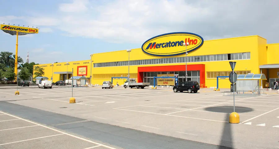Mercatone Uno fallisce, ma i lavoratori lo scoprono su Facebook: sit-in fuori dai negozi