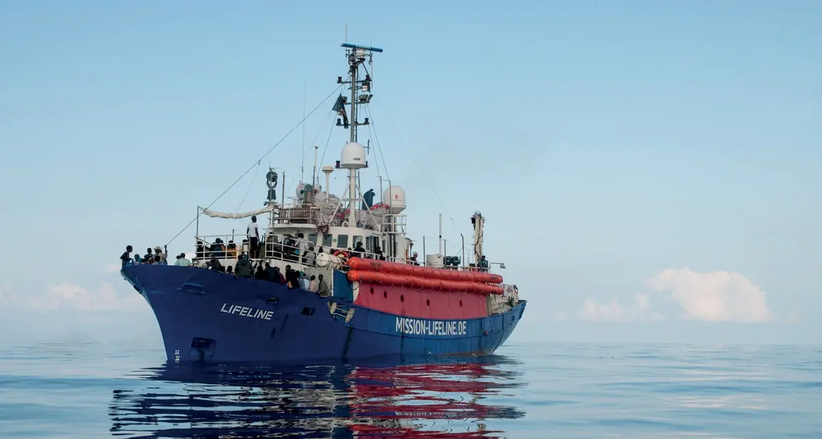 L'Ong Lifeline soccorre 101 persone al largo della Libia