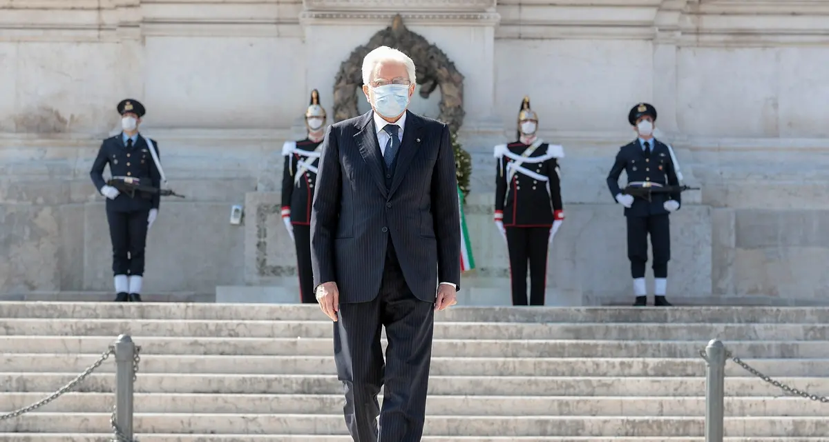 Mattarella da solo all'Altare della Patria per la Liberazione: «Oggi come ieri, troveremo la forza per ripartire»