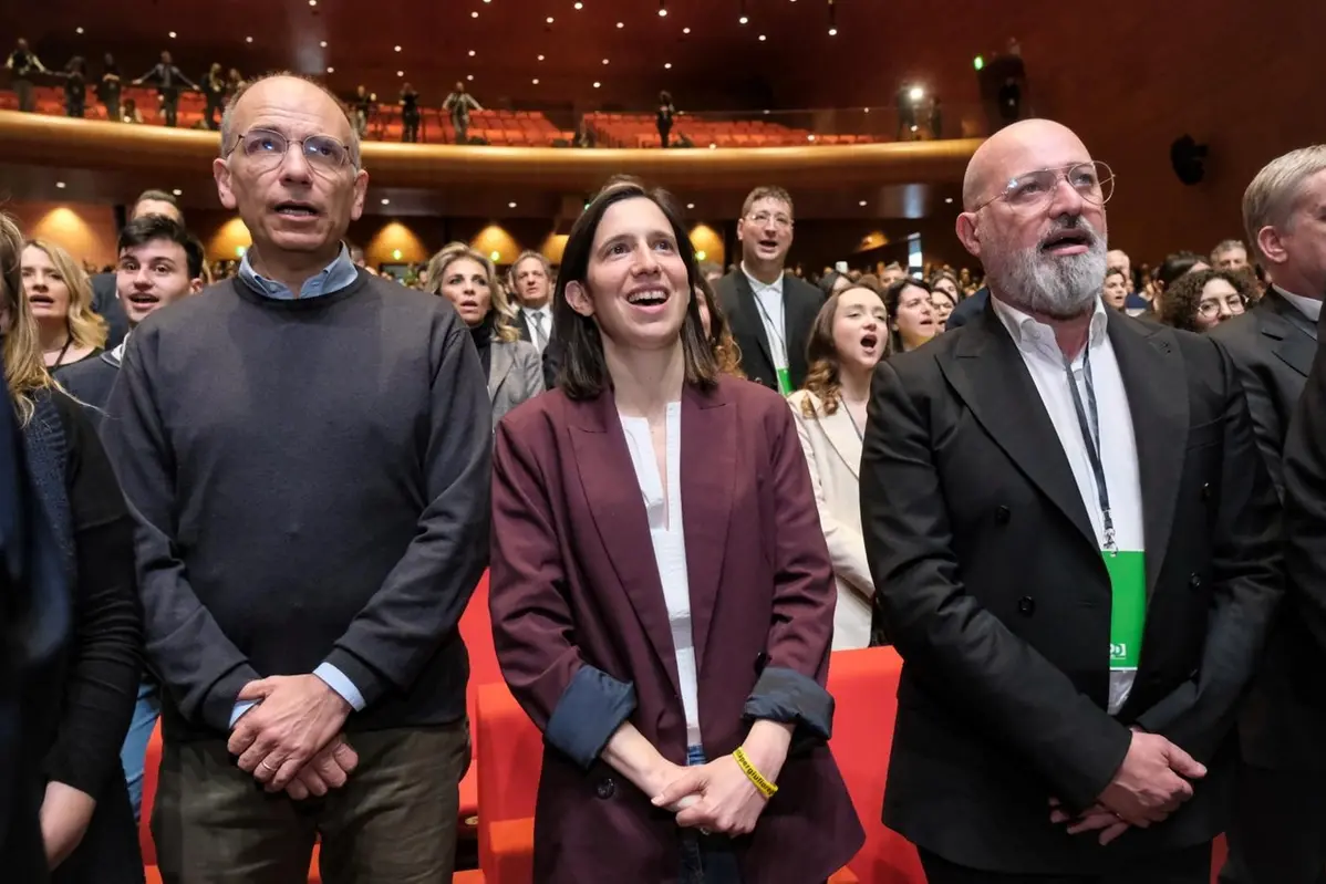 Enrico Letta, Elly Schlein e Stefano Bonaccini durante i lavori dell\\u2019assemblea nazionale del PD