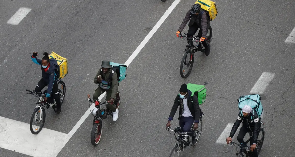 Il Tribunale boccia Deliveroo: «L'algoritmo discrimina i rider che scioperano»