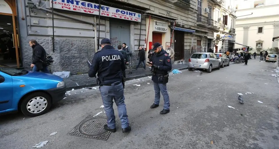 Spari in strada a Napoli. Tre feriti, tra loro una bambina: è grave