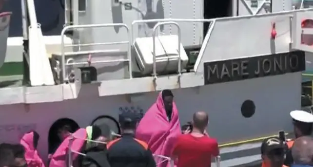 Tunisia, tragedia in mare 70 morti. E in cento sbarcano a Lampedusa