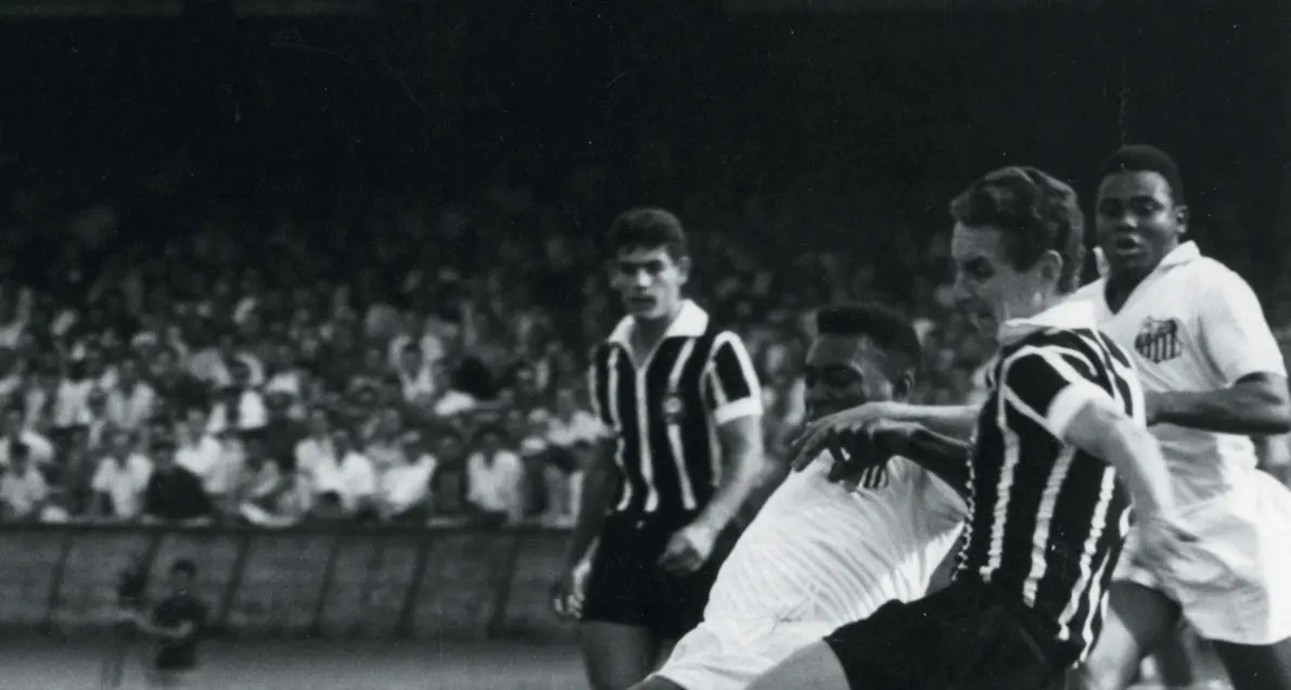 Brasile, il Santos di Pelé dà un calcio al razzismo