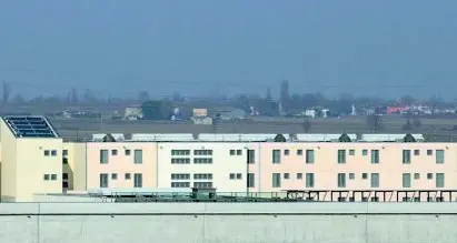 Si gioca la libertà anticipata perché non spegne la sigaretta