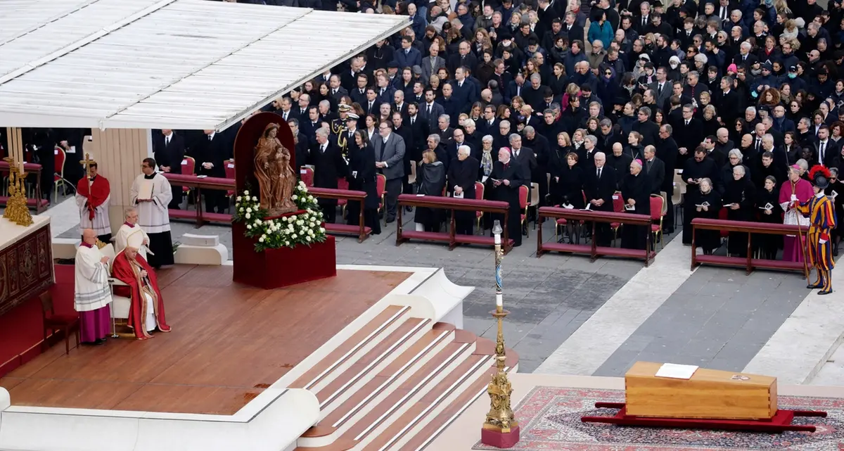 «Ratzinger Santo Subito», il feretro di Papa Emerito Benedetto XVI nelle grotte vaticane. Funerali conclusi: in piazza San Pietro circa 60mila fedeli. Bergoglio: «Sentirà la voce di Dio» | FOTO