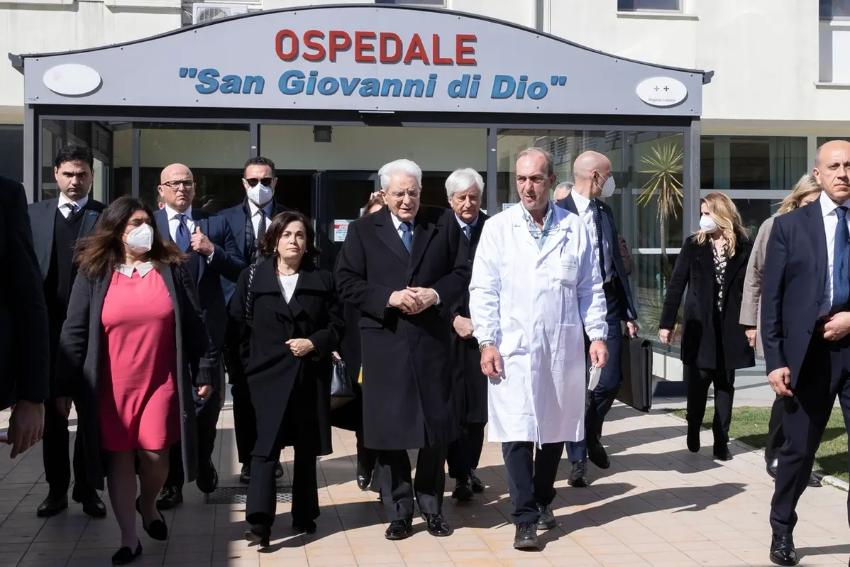 La fotogallery di Lapresse sulla visita di Sergio Mattarella a Crotone, dove il presidente della Repubblica ha reso omaggio ai migranti morti in mare a largo di Crotone